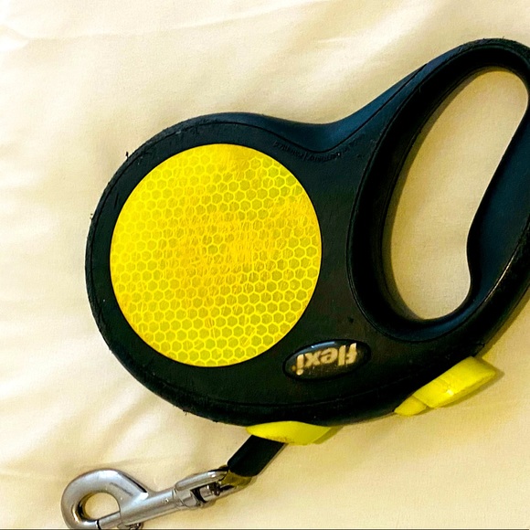 Used Flexi Neon Retractable 16ft Dog Leash Tape - Picture 2 of 3